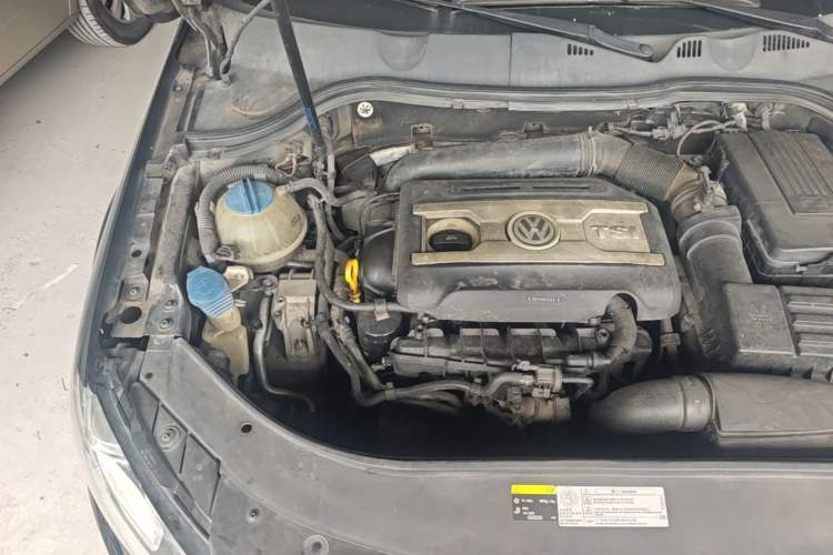 Used Volkswagen Magotan 2016 2.0 TSI Luxury Comfort Version Engine Bay Right