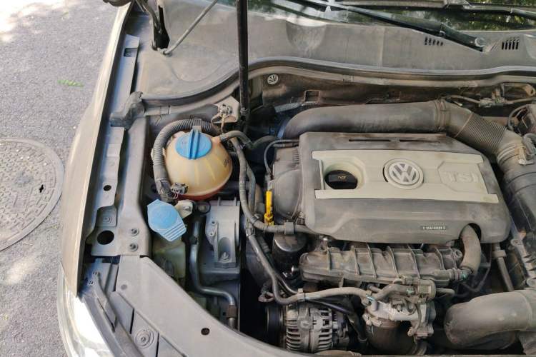 Used Volkswagen Magotan 2016 1.8TSI Luxury Comfort Model Engine Bay Right