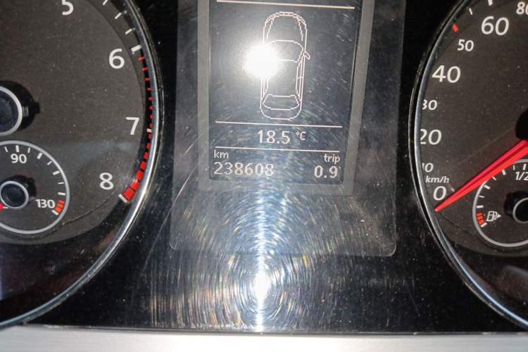 Used Volkswagen Magotan 2016 1.8TSI Smart Comfort Model Odometer Close Up