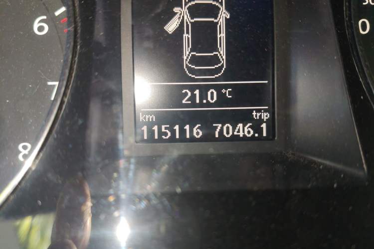 Used Volkswagen Magotan 2016 1.8TSI Luxury Comfort Model Odometer Close Up
