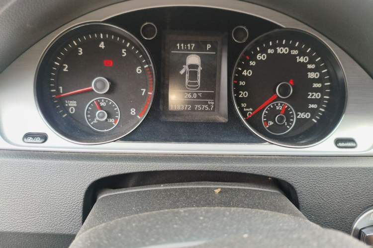 Used Volkswagen Magotan 2016 1.8TSI Smart Comfort Model Odometer Close Up