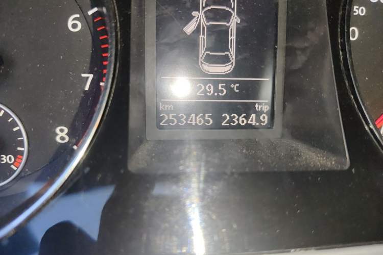 Used Volkswagen Magotan 2016 1.8TSI Smart Comfort Model Odometer Close Up