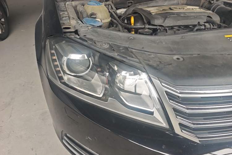 Used Volkswagen Magotan 2016 2.0 TSI Luxury Comfort Version Right Front Headlight
