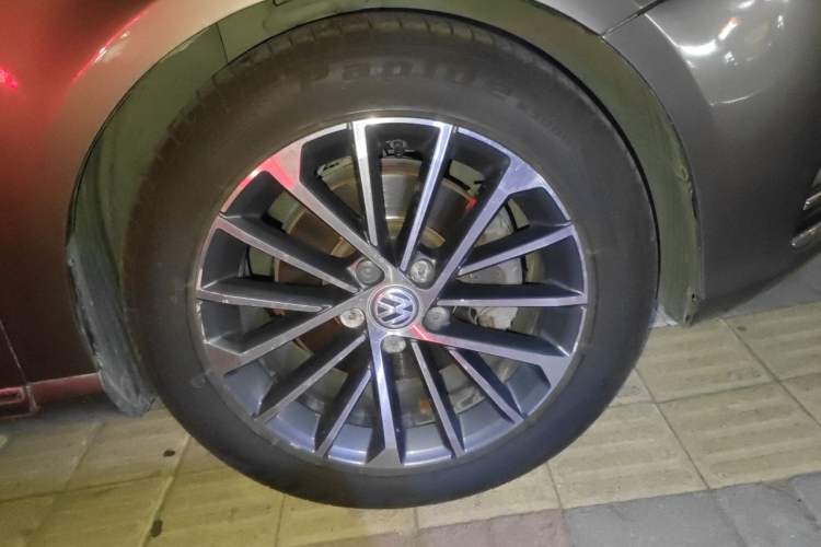 Used Volkswagen Magotan 2016 1.8TSI Smart Comfort Model Right Front Wheel Hub