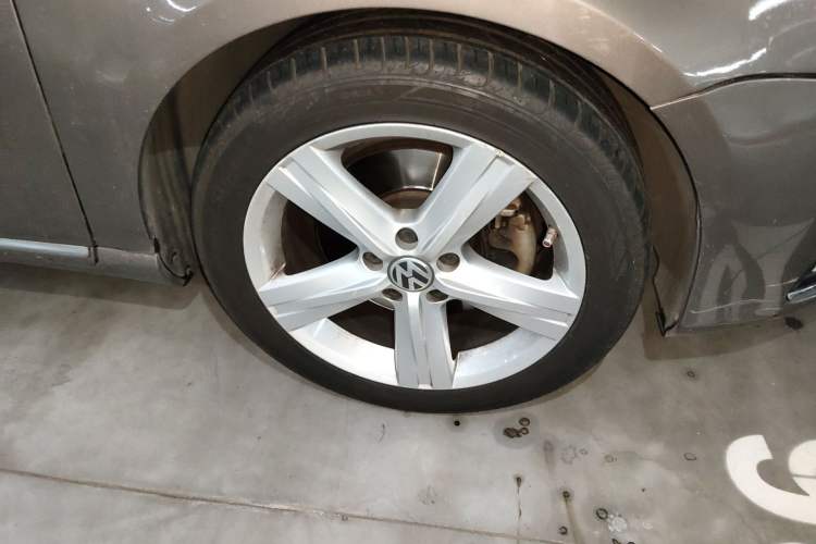 Used Volkswagen Magotan 2016 2.0 TSI Luxury Comfort Version Right Front Wheel Hub
