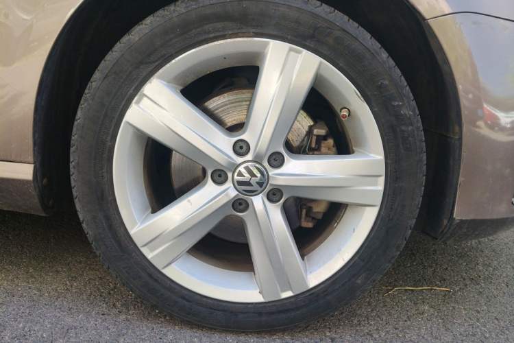 Used Volkswagen Magotan 2016 1.8TSI Luxury Comfort Model Right Front Wheel Hub