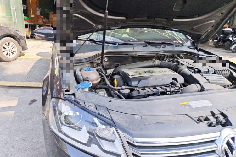 Used Volkswagen Magotan 2016 1.8TSI Luxury Comfort Model Engine Bay Right