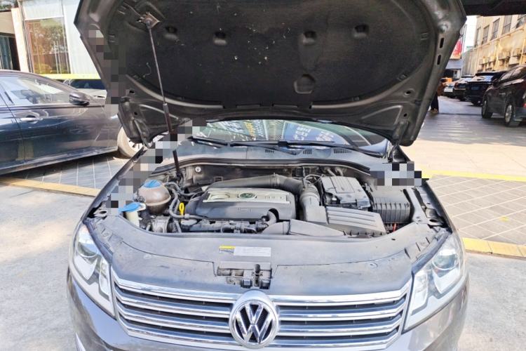 Used Volkswagen Magotan 2016 1.8TSI Luxury Comfort Model Engine Bay