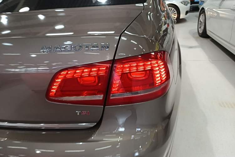 Used Volkswagen Magotan 2016 1.8TSI Smart Enjoyment Leading Model Right Rear Taillight
