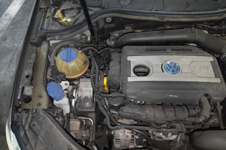 Used Volkswagen Magotan 2016 2.0 TSI Smart Luxury Version Engine Bay Right