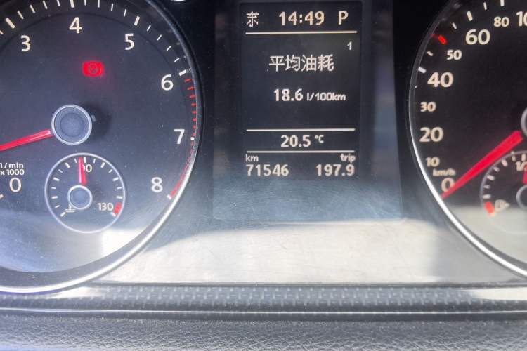 Used Volkswagen Magotan 2016 1.8TSI Luxury Comfort Model Odometer Close Up