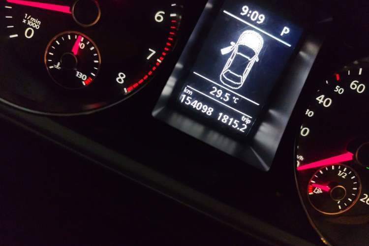 Used Volkswagen Magotan 2016 1.8TSI Smart Comfort Model Odometer Close Up