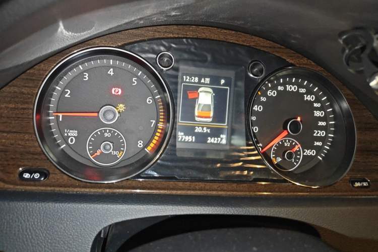 Used Volkswagen Magotan 2016 2.0 TSI Smart Luxury Version Odometer Close Up