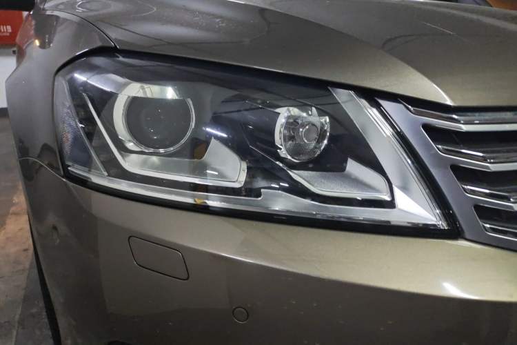 Used Volkswagen Magotan 2016 2.0 TSI Smart Luxury Version Right Front Headlight