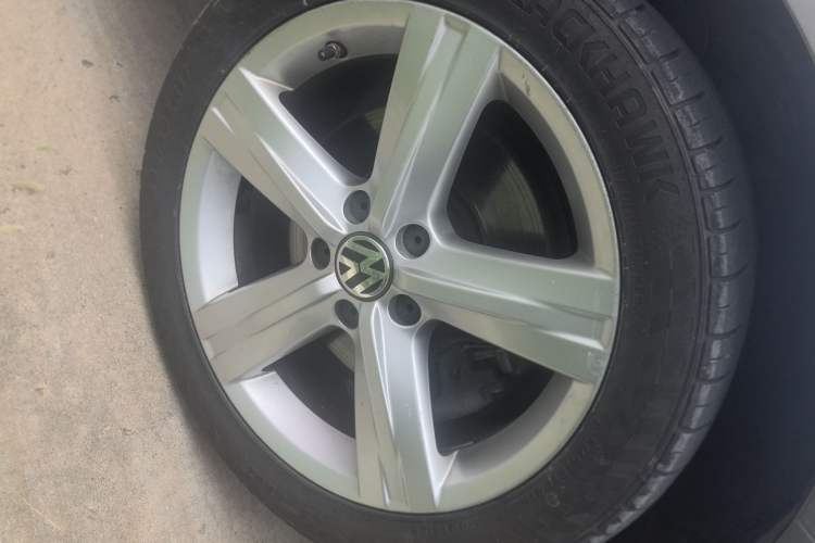 Used Volkswagen Magotan 2016 1.8TSI Luxury Comfort Model Right Front Wheel Hub