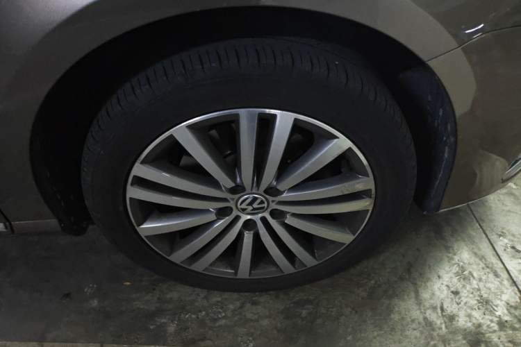 Used Volkswagen Magotan 2016 2.0 TSI Smart Luxury Version Right Front Wheel Hub