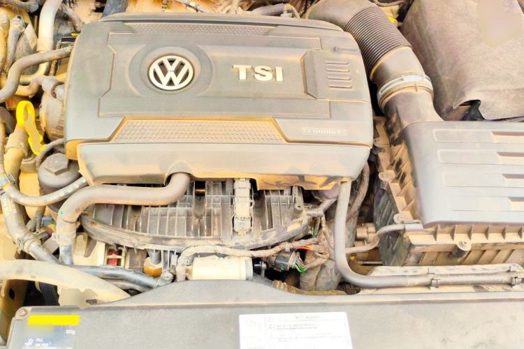 Used Volkswagen Magotan 2016 1.8TSI Luxury Comfort Model Engine Bay