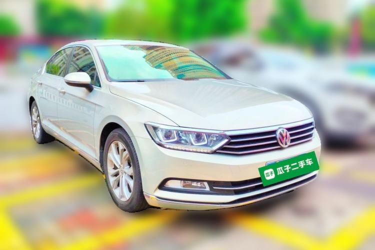 Used Volkswagen Magotan 2016 1.8TSI Luxury Comfort Model Front Right 45 Deg