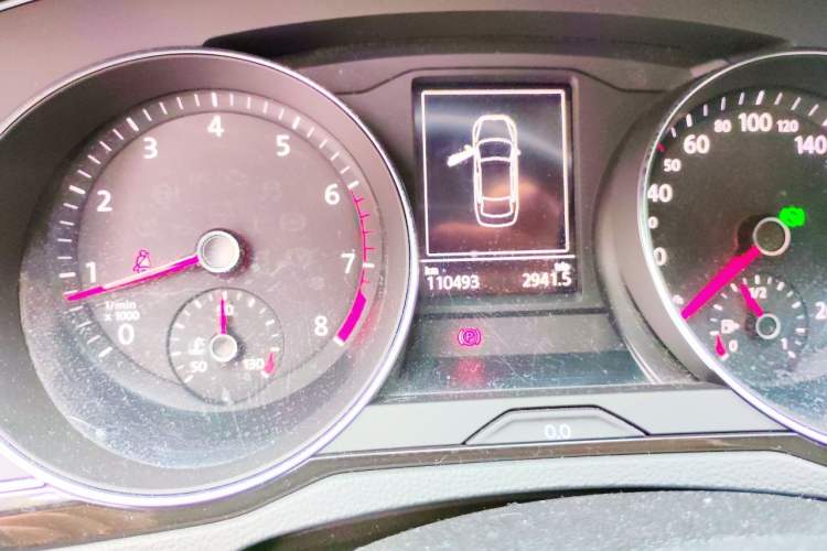 Used Volkswagen Magotan 2016 1.8TSI Luxury Comfort Model Odometer Close Up