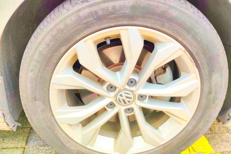 Used Volkswagen Magotan 2016 1.8TSI Luxury Comfort Model Right Front Wheel Hub