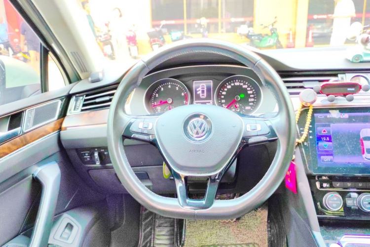 Used Volkswagen Magotan 2016 1.8TSI Luxury Comfort Model Steering Wheel