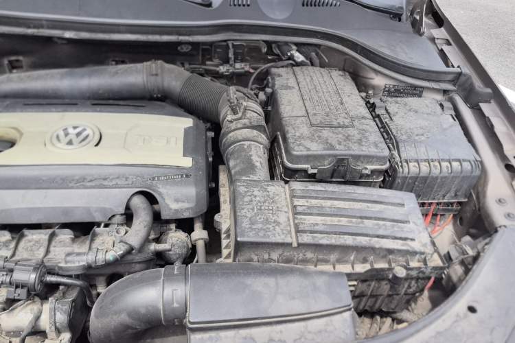 Used Volkswagen Magotan 2016 1.8TSI Luxury Comfort Model Engine Bay Left