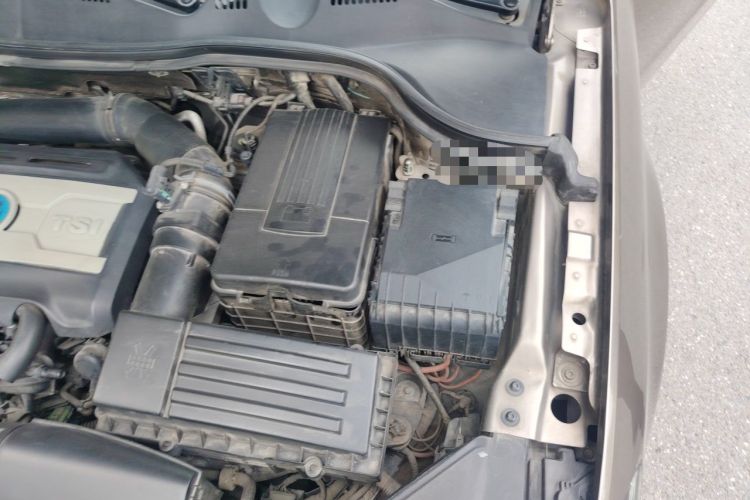 Used Volkswagen Magotan 2016 1.8TSI Luxury Comfort Model Engine Bay Left