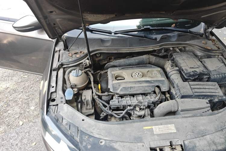 Used Volkswagen Magotan 2016 1.8TSI Smart Comfort Model Engine Bay Right