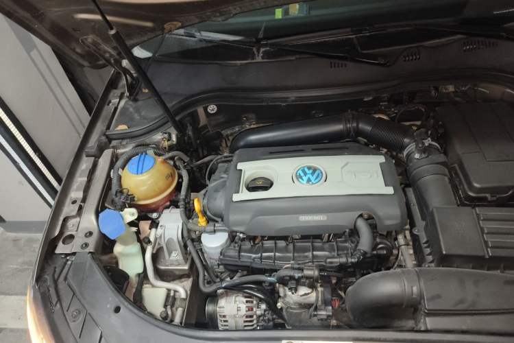 Used Volkswagen Magotan 2016 1.8TSI Smart Comfort Model Engine Bay Right