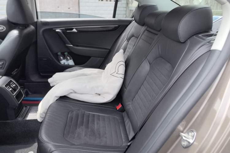 Used Volkswagen Magotan 2016 1.8TSI Luxury Comfort Model Left Rear Seat
