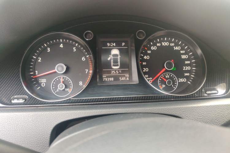 Used Volkswagen Magotan 2016 1.8TSI Luxury Comfort Model Odometer Close Up