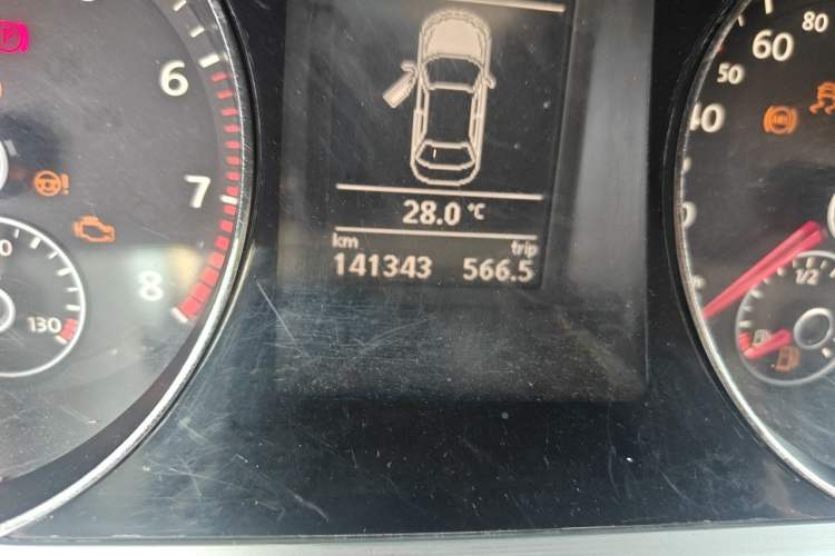 Used Volkswagen Magotan 2016 1.8TSI Smart Comfort Model Odometer Close Up