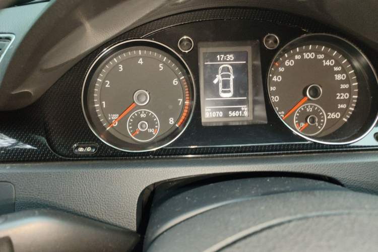 Used Volkswagen Magotan 2016 1.8TSI Luxury Comfort Model Odometer Close Up