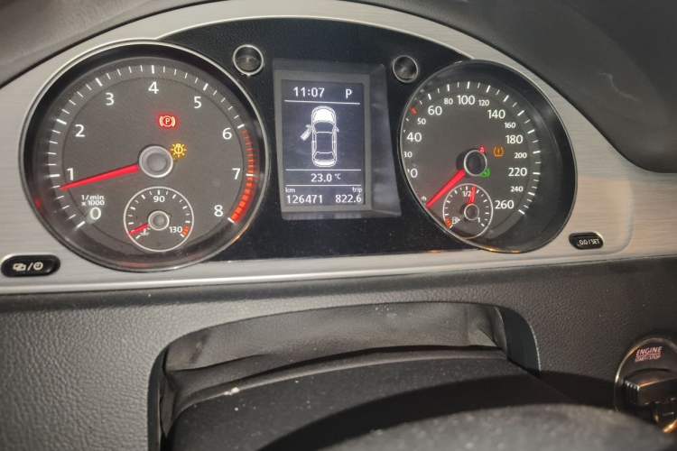 Used Volkswagen Magotan 2016 1.8TSI Smart Comfort Model Odometer Close Up