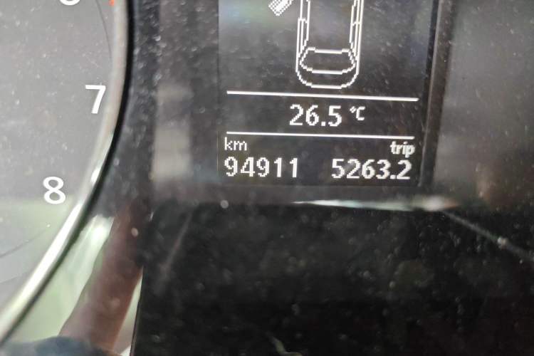 Used Volkswagen Magotan 2016 1.8TSI Smart Comfort Model Odometer Close Up