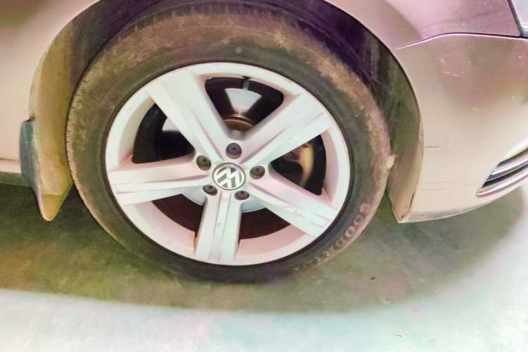 Used Volkswagen Magotan 2016 2.0 TSI Luxury Comfort Version Right Front Wheel Hub