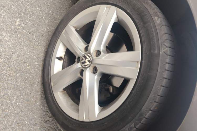 Used Volkswagen Magotan 2016 1.8TSI Luxury Comfort Model Right Front Wheel Hub