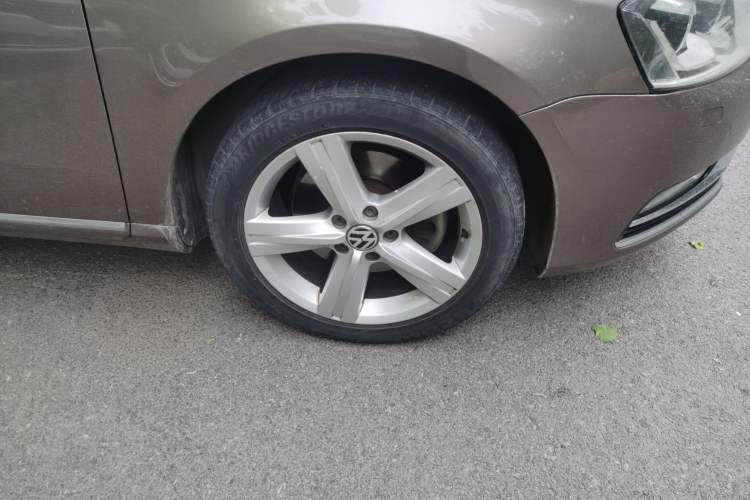 Used Volkswagen Magotan 2016 1.8TSI Luxury Comfort Model Right Front Wheel Hub