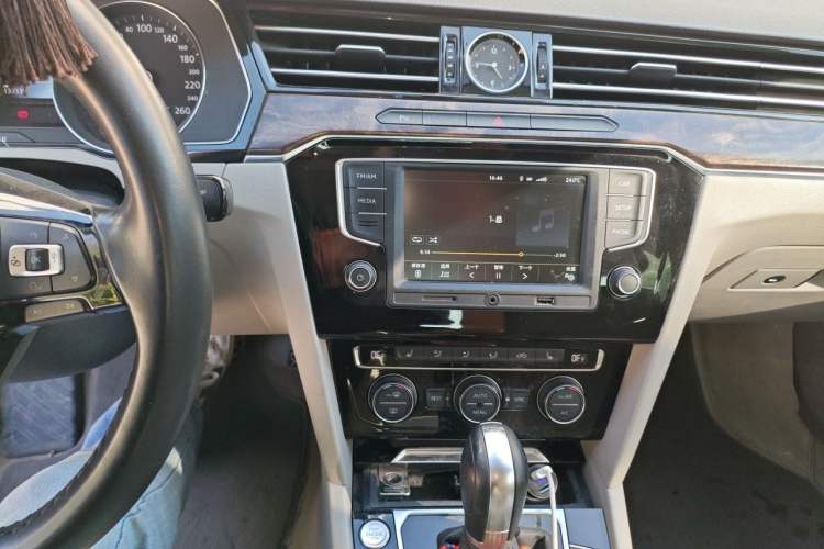 Used Volkswagen Magotan 2017 380TSI DSG Luxury Model Audio And AC Panel