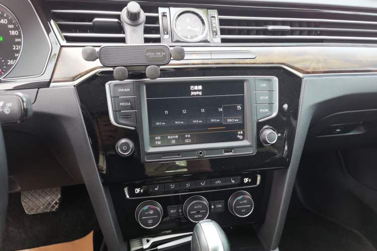 Used Volkswagen Magotan 2017 380TSI DSG Luxury Model Audio And AC Panel