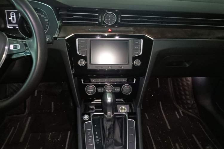 Used Volkswagen Magotan 2017 330TSI DSG Luxury Model Audio And AC Panel