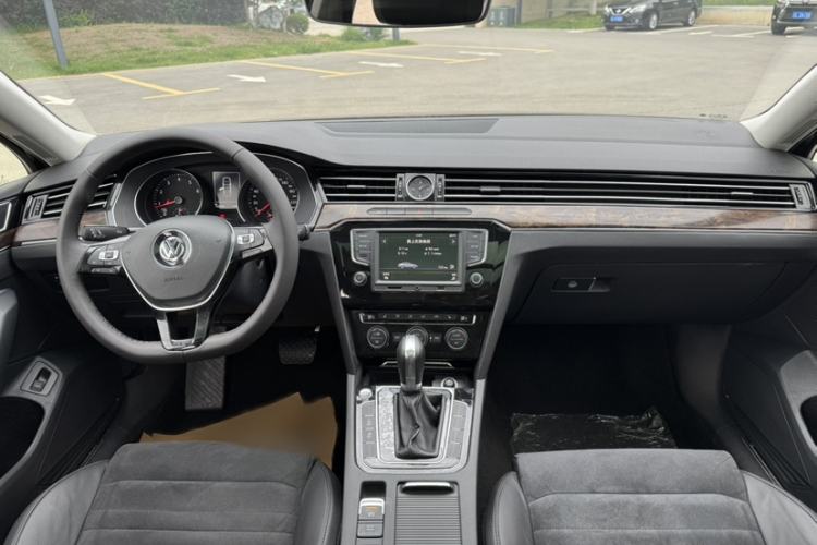 Used Volkswagen Magotan 2017 330TSI DSG Luxury Model Audio And AC Panel