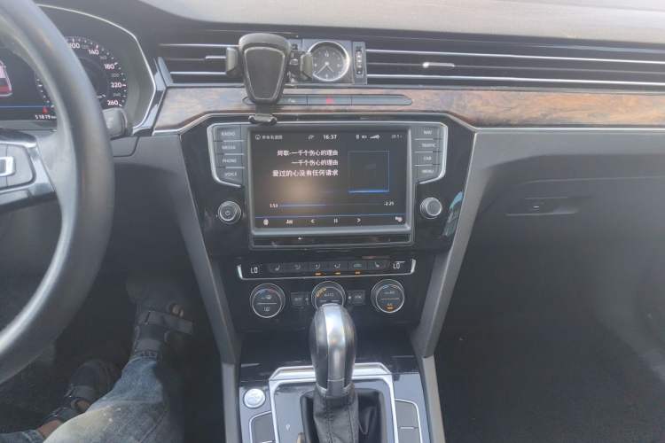 Used Volkswagen Magotan 2017 330TSI DSG Luxury Model Audio And AC Panel