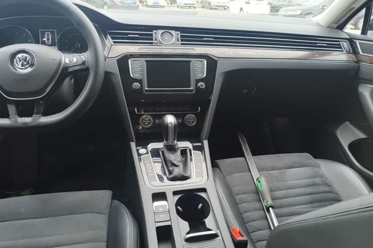 Used Volkswagen Magotan 2017 380TSI DSG Luxury Model Audio And AC Panel