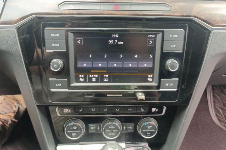 Used Volkswagen Magotan 2017 330TSI DSG Luxury Model Audio And AC Panel