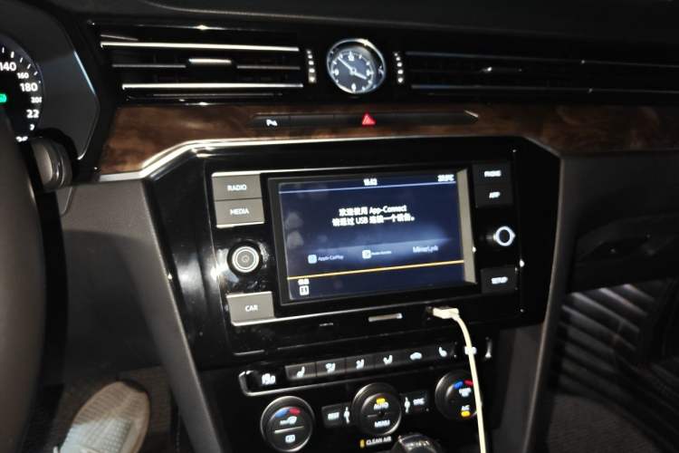 Used Volkswagen Magotan 2017 330TSI DSG Luxury Model Audio And AC Panel