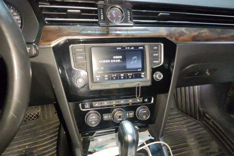 Used Volkswagen Magotan 2017 330TSI DSG Luxury Model Audio And AC Panel