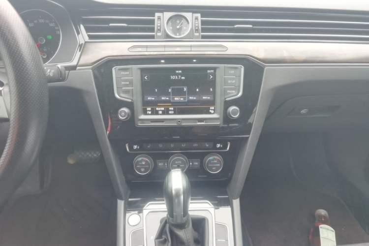 Used Volkswagen Magotan 2017 330TSI DSG Luxury Model Audio And AC Panel