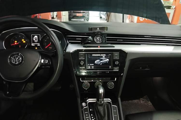 Used Volkswagen Magotan 2017 330TSI DSG Luxury Model Audio And AC Panel