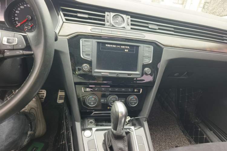Used Volkswagen Magotan 2017 330TSI DSG Luxury Model Audio And AC Panel